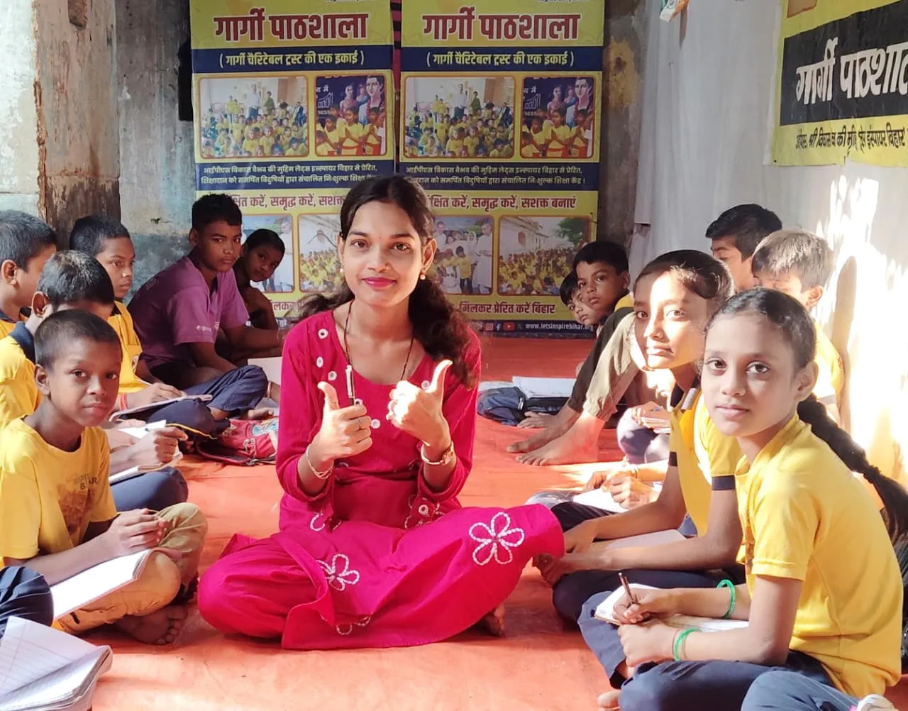 बच्चों को पढ़ाती स्नेहा